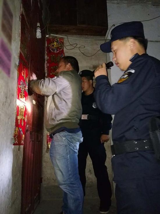 山东粗心妈妈误将幼女锁家中 民警全城寻开锁师傅开门